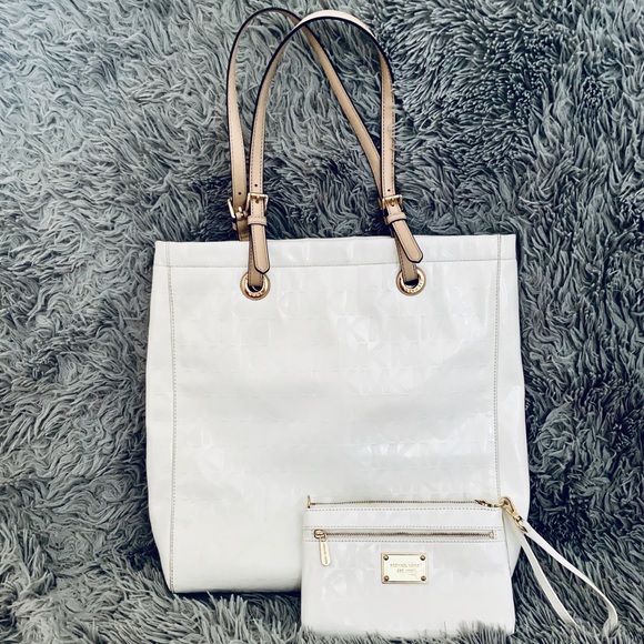 Michael Kors Handbags - 💥FREE SHIPPING Authentic Michael Kors tote/wallet